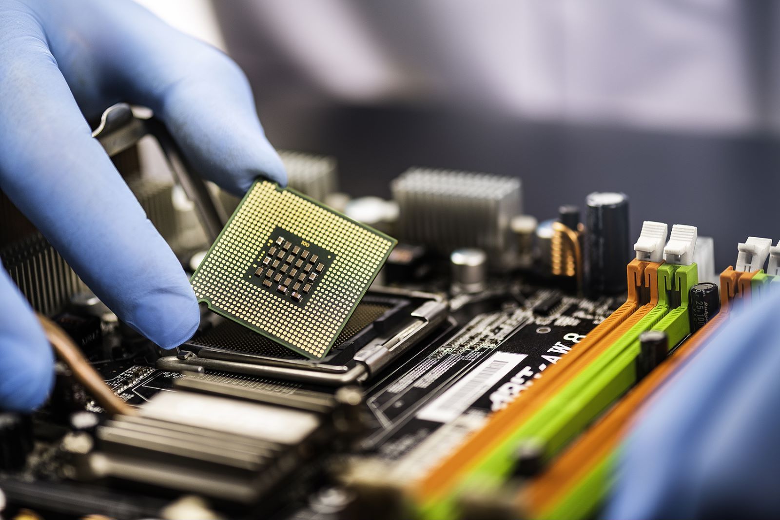 AMD重磅发布新一代AI PC芯片，欲在这一领域取得领先地位！公司股价涨近2%(图5)