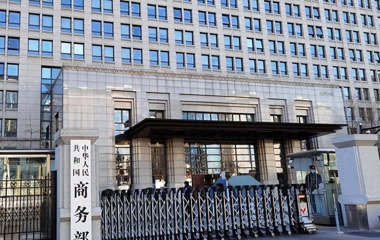 2025芯片大战迎来分水岭，中方警告全球“配合美国禁令就是违法”，美媒承认中国超越时刻已到(图1)