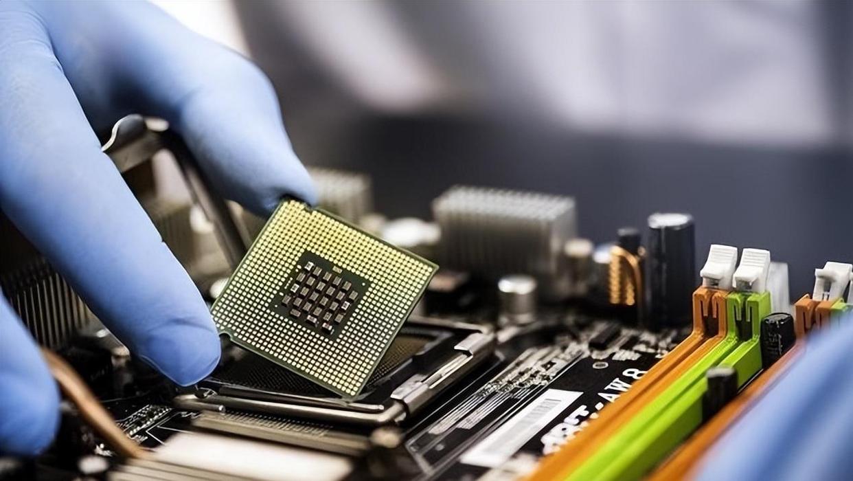 2025芯片大战迎来分水岭，中方警告全球“配合美国禁令就是违法”，美媒承认中国超越时刻已到(图4)