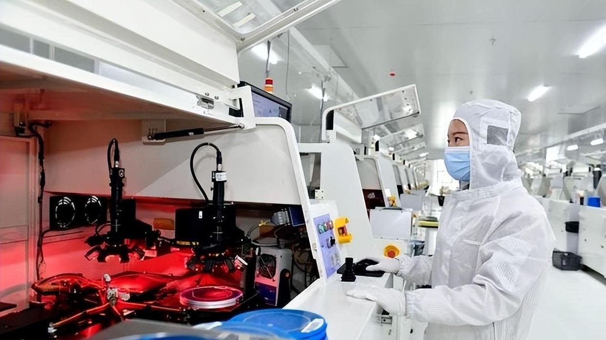 2025芯片大战迎来分水岭，中方警告全球“配合美国禁令就是违法”，美媒承认中国超越时刻已到(图8)