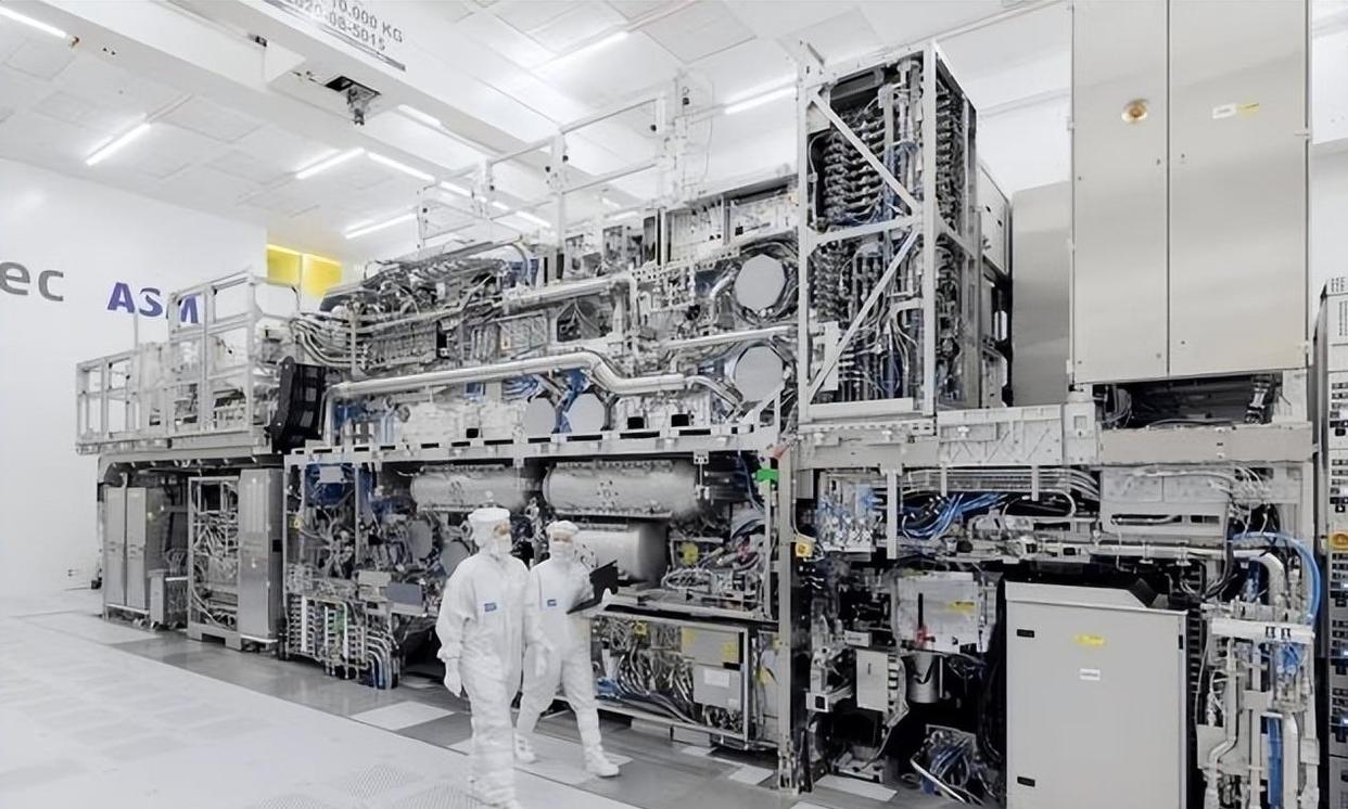 2025芯片大战迎来分水岭，中方警告全球“配合美国禁令就是违法”，美媒承认中国超越时刻已到(图7)