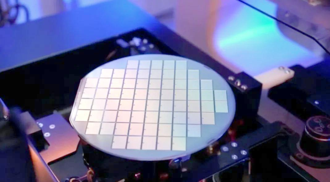 英媒直言:中国又迎来弯道超车,不靠光刻机也能解决芯片难题?(图8) 英媒直言:中国又迎来弯道超车,不靠光刻机也能解决芯片难题?(图8)