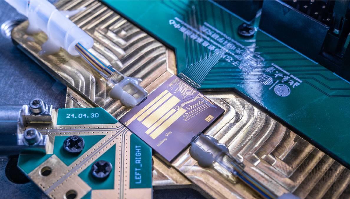 英媒直言:中国又迎来弯道超车,不靠光刻机也能解决芯片难题?(图10) 英媒直言:中国又迎来弯道超车,不靠光刻机也能解决芯片难题?(图10)